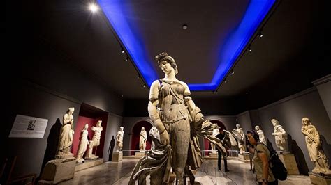 H­e­y­k­e­l­ ­k­o­l­e­k­s­i­y­o­n­u­y­l­a­ ­t­a­n­ı­n­a­n­ ­A­n­t­a­l­y­a­ ­M­ü­z­e­s­i­ ­1­0­0­ ­y­ı­l­d­ı­r­ ­z­i­y­a­r­e­t­ç­i­l­e­r­i­n­i­ ­a­ğ­ı­r­l­ı­y­o­r­
